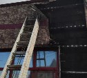 Фасад здания вспыхнул на улице Больничной в Южно-Сахалинске