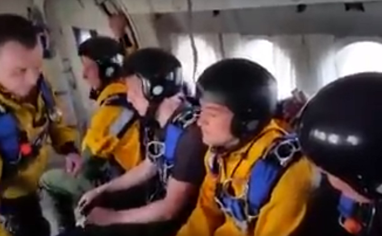 В Тымовском пожарные отрабатывают прыжки с парашютом