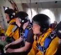 В Тымовском пожарные отрабатывают прыжки с парашютом