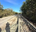 На участке автодороги Лермонтовка - Вахрушев приступили к обустройству тротуаров