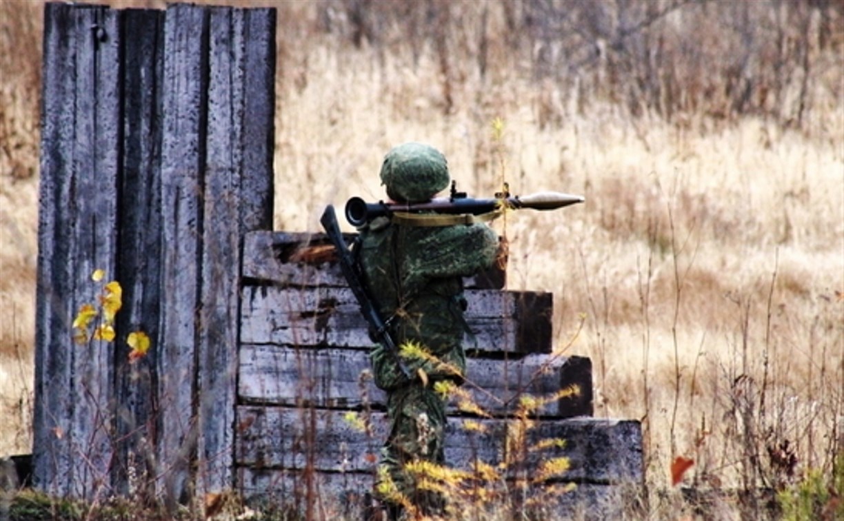 Военнослужащие и добровольцы на Сахалине учатся сбивать "противника" с толку