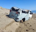 Искорёженный микроавтобус "украсил" пляж на Сахалине