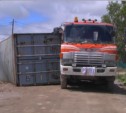 В пригороде Южно-Сахалинска грузовик уронил два контейнера (ФОТО)