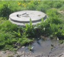 Переполненная канализация в Корсакове льется прямо по двору на проезжую часть (ФОТО)