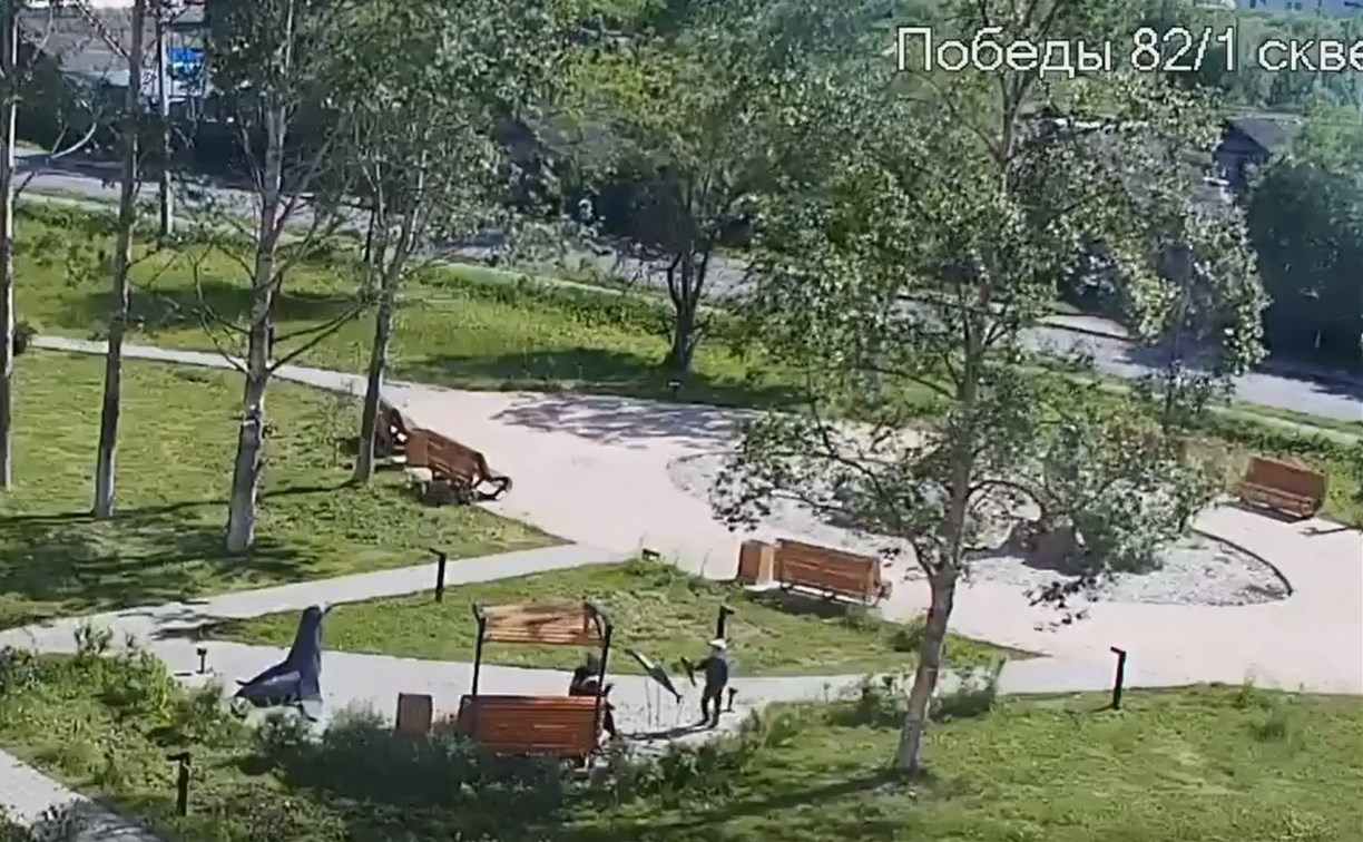 Чьи дети: малолетние вандалы, испоганившие сквер в Поронайске, попали на видео 