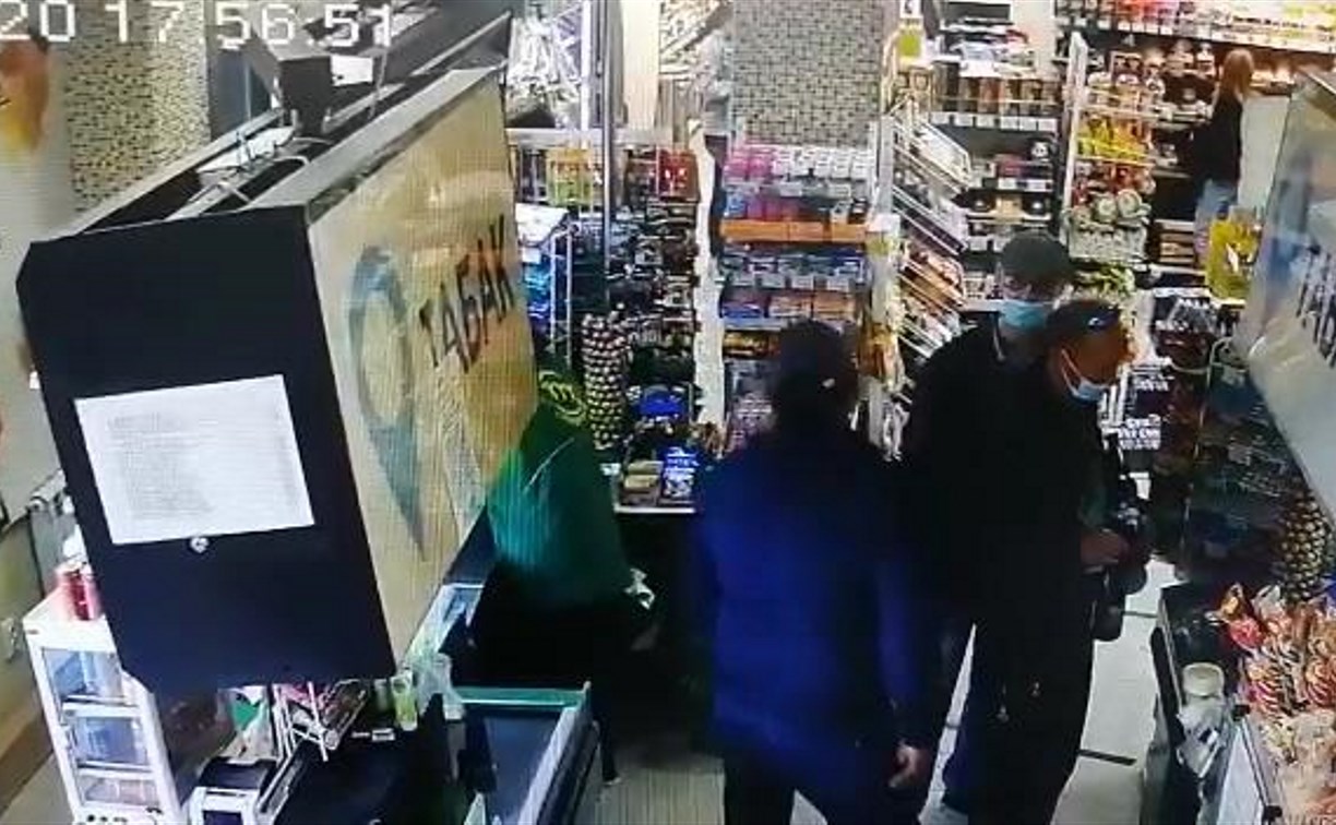 Двое мужчин расплачивались чужой картой в магазинах Южно-Сахалинска
