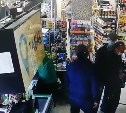 Двое мужчин расплачивались чужой картой в магазинах Южно-Сахалинска