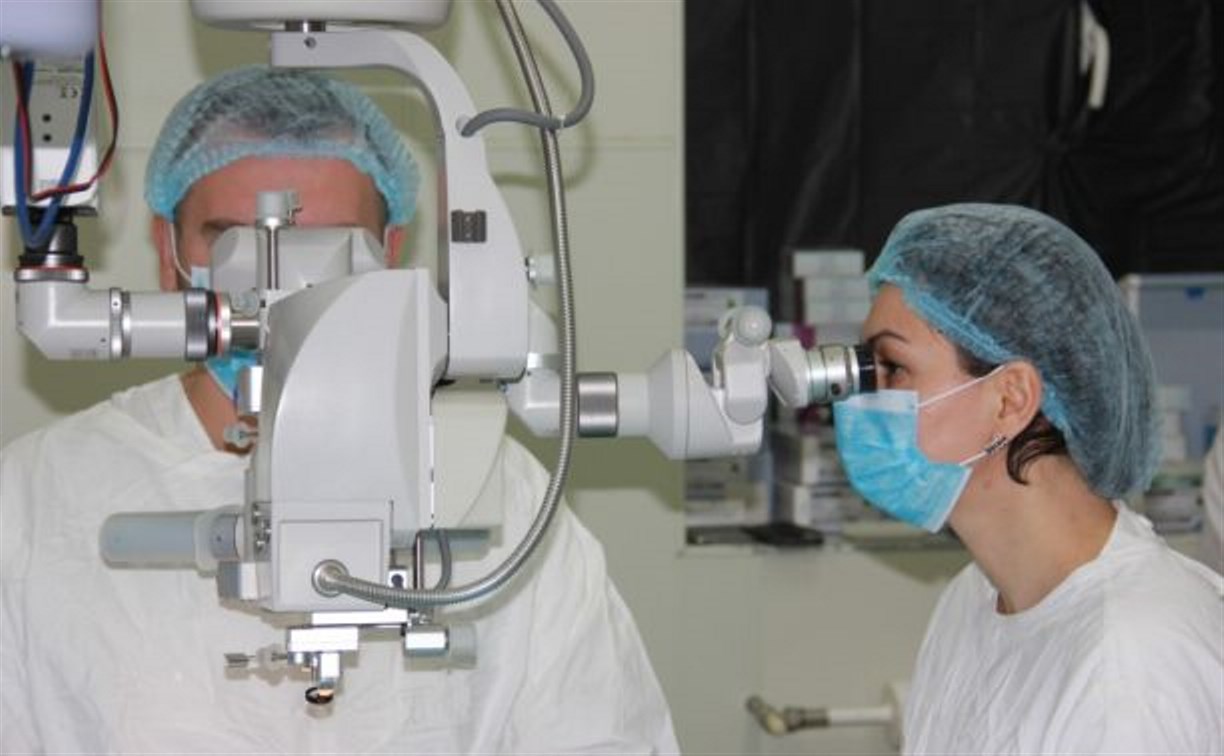 Сахалинские медики учатся оперировать глаза пациентов с помощью EVA