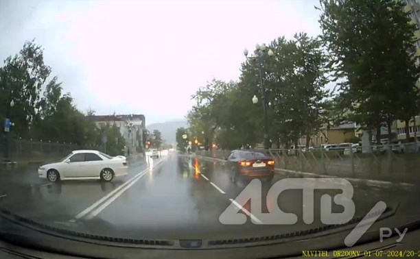 "Очередной умалишённый": водитель Тойота Марк 2 устроил дрифт в центре Южно-Сахалинска