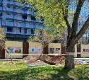 Рабочие сложили мусор на газон и не выставили ограждение во время работ на Коммунистическом проспекте