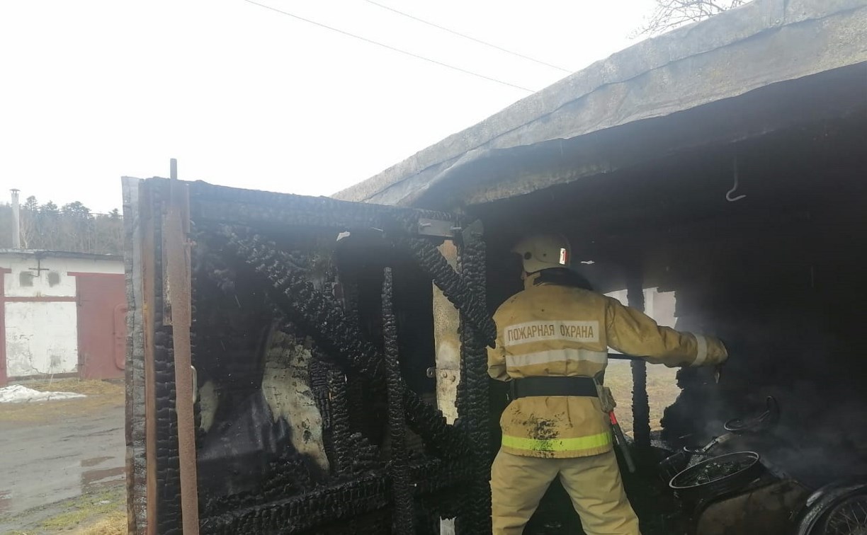 Горящие гаражи тушили огнеборцы в Чехове и Вахрушеве