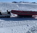 "Короче, плывём": трёх рыбаков оторвало на льдине на Сахалине — видео