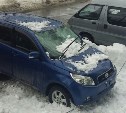 Машину южносахалинца разбил сорвавшийся с крыши снег