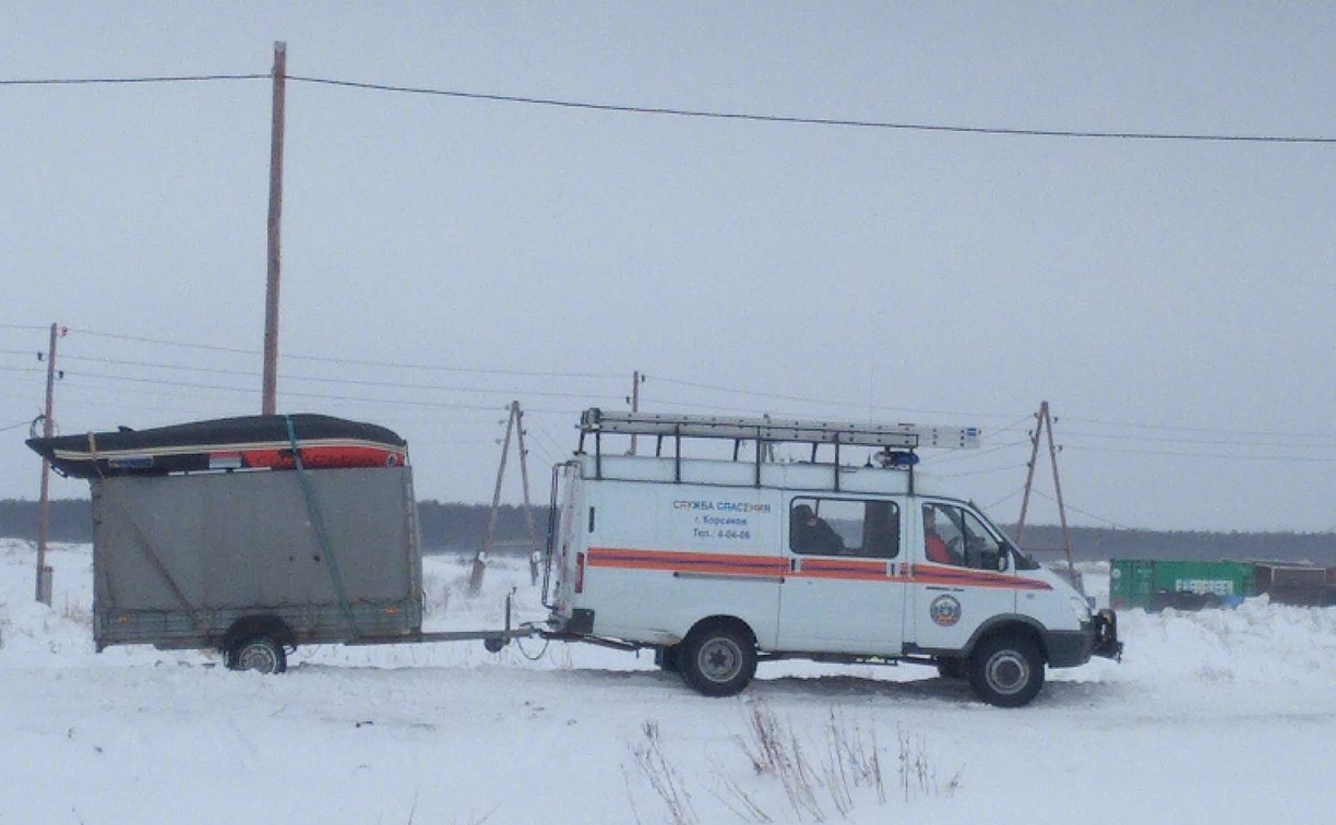 Сахалинские спасатели переправили через трещину в припае 26 человек