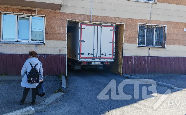 Грузовичок заблокировал единственный нормальный выезд из микрорайона в Холмске