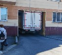 Грузовичок заблокировал единственный нормальный выезд из микрорайона в Холмске