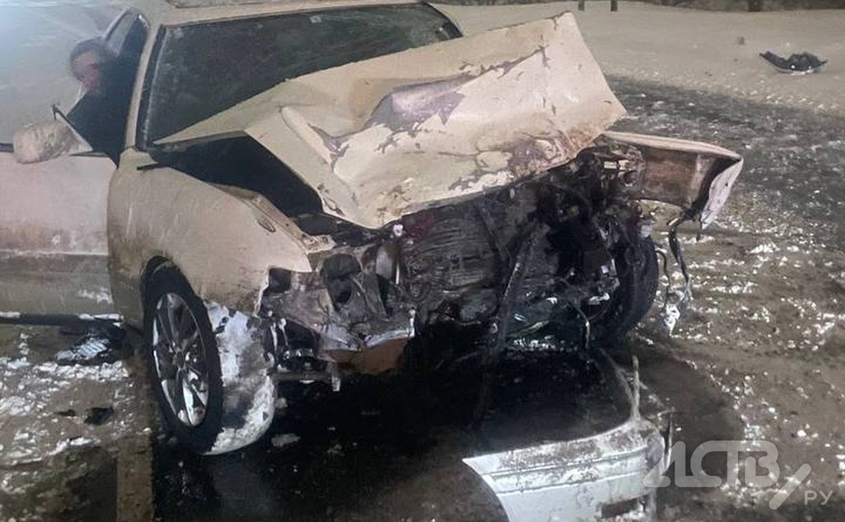 Автомобили лоб в лоб врезались в метель на Сахалине: жуткие кадры последствий ДТП