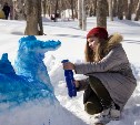 Китов из снега слепили в парке Южно-Сахалинска 