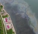 Огромное пятно от нефтепродуктов заметили у берега в Корсаковском районе 