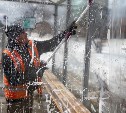 В Южно-Сахалинске начали мыть автобусные павильоны после зимы