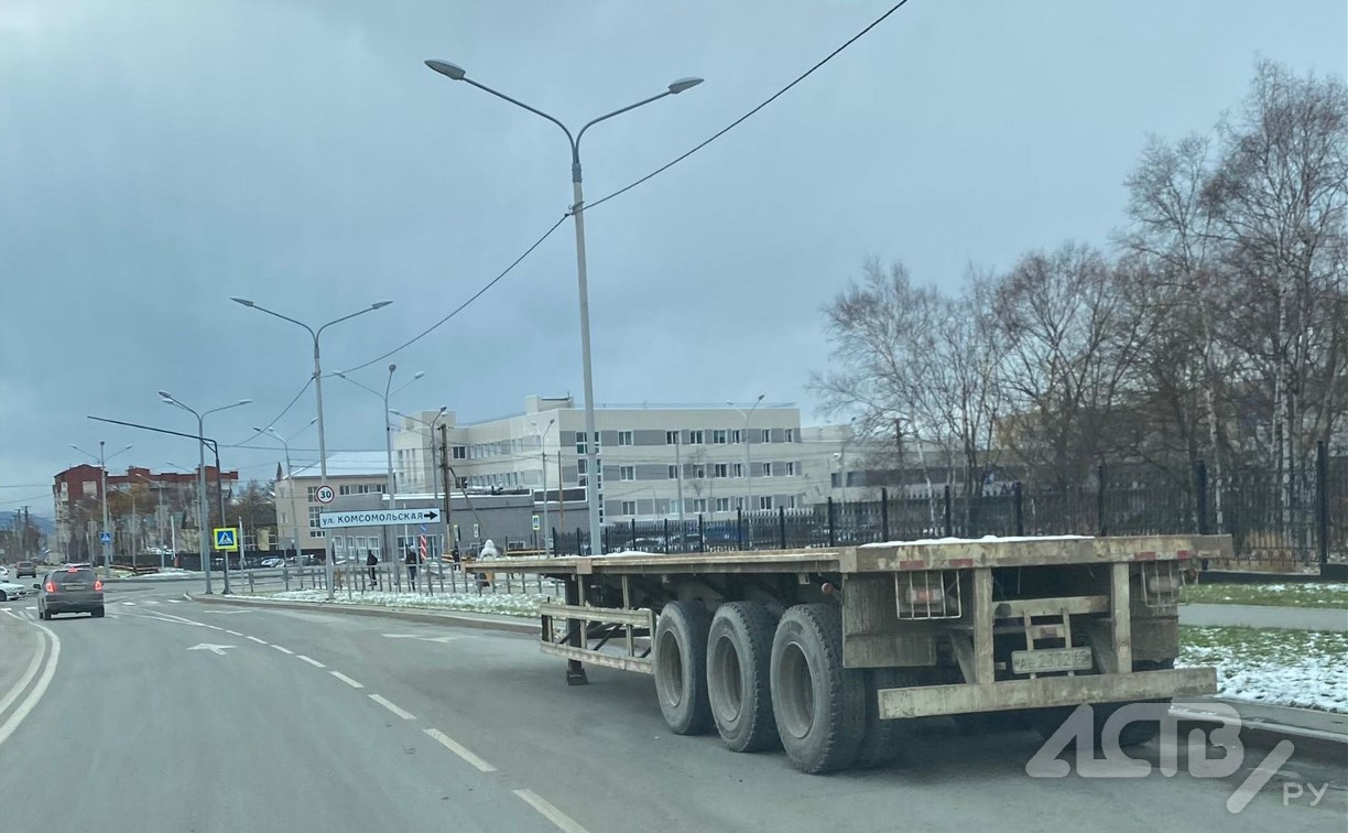 Полуприцеп три дня перегораживает полосу движения по улице Больничной в Южно-Сахалинске