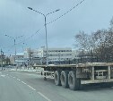 Полуприцеп три дня перегораживает полосу движения по улице Больничной в Южно-Сахалинске