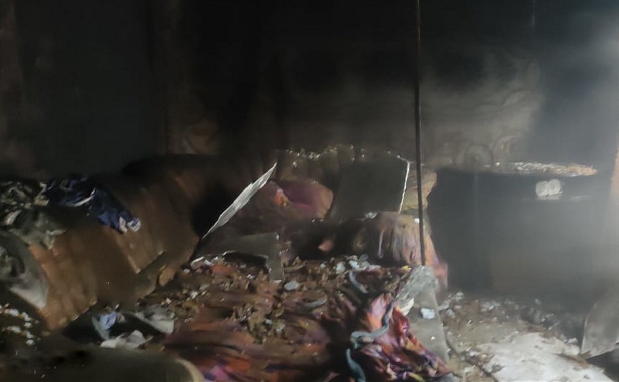 Тело мужчины обнаружили в горящем доме в Тымовском 