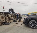 Микроавтобус опрокинулся в результате жёсткого ДТП в Южно-Сахалинске