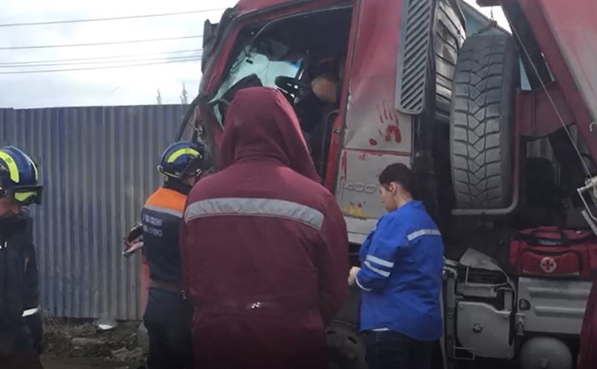 Водитель грузовика пострадал при ДТП в Южно-Сахалинске