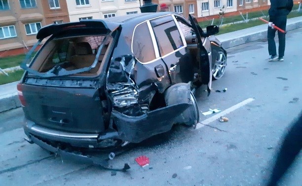 Porsche Cayenne врезался в фонарный столб в Южно-Сахалинске Porsche Cayenne врезался в фонарный столб в Южно-Сахалинске