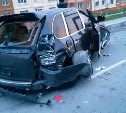 Porsche Cayenne врезался в фонарный столб в Южно-Сахалинске