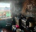 Частный дом вспыхнул на Сахалине — пострадал человек