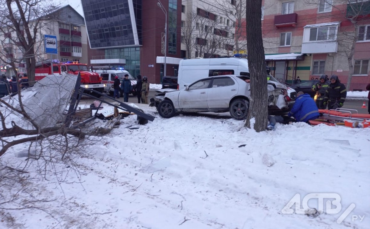 Очевидцы: в Южно-Сахалинске пьяный водитель влетел в остановку с людьми