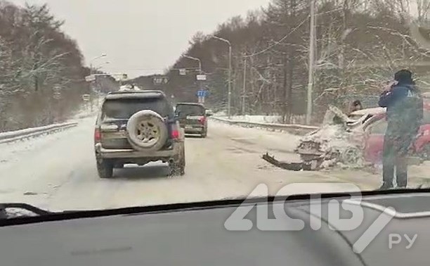 Военные на "Урале" помогли убрать разбитые автомобили с сахалинской трассы после массовых ДТП