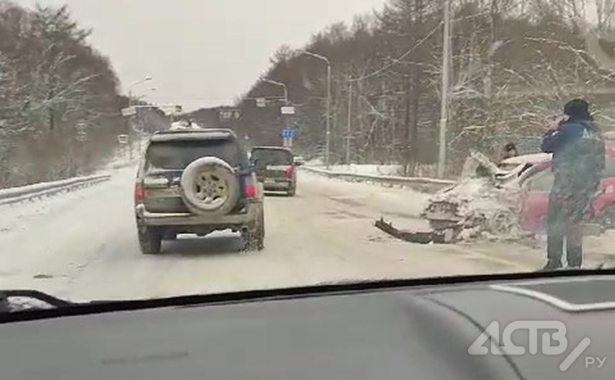 Военные на "Урале" помогли убрать разбитые автомобили с сахалинской трассы после массовых ДТП