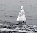 "Это на самом деле страшно": пугающая фигура возникла из моря на Сахалине