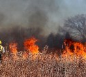 200 "квадратов" травы горели у берега моря в Поронайском районе