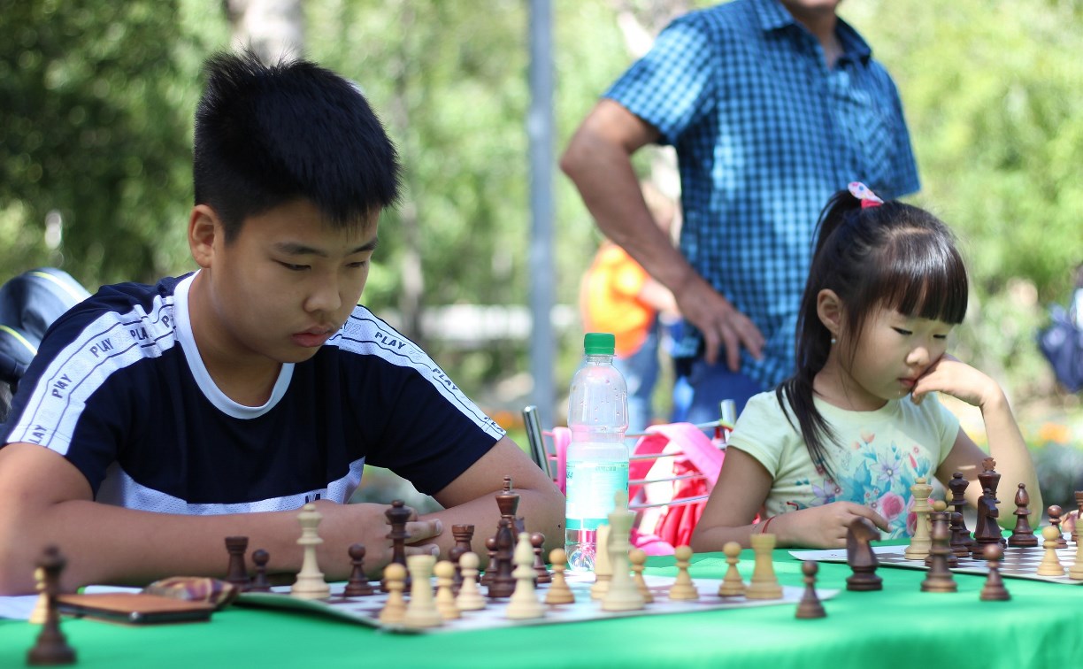 Необычный сеанс одновременной игры в шахматы прошел в Южно-Сахалинске