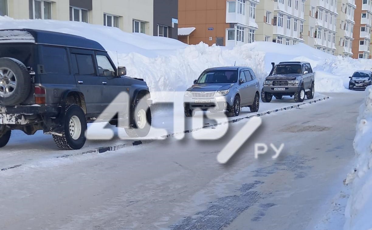 "Путаница" Чуковского: в Долинске машины стоят на тротуарах, а пешеходы ходят по проезжей части