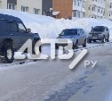 "Путаница" Чуковского: в Долинске машины стоят на тротуарах, а пешеходы ходят по проезжей части