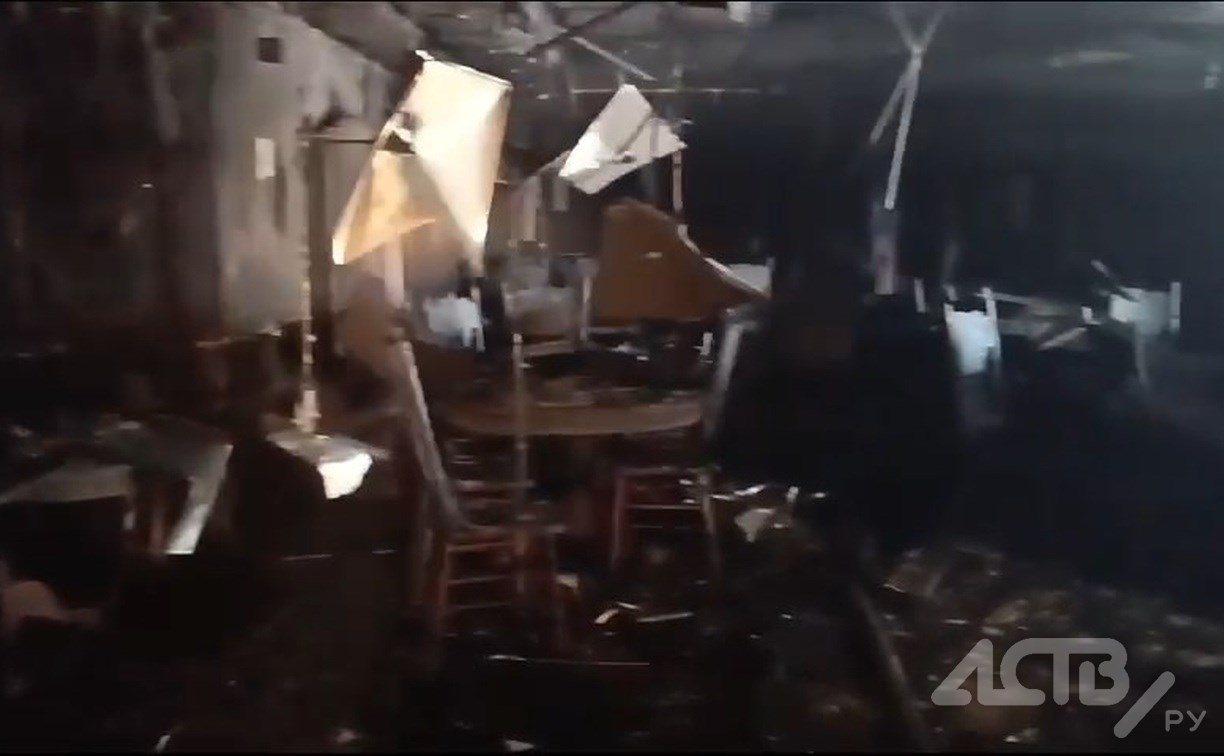 В Корсакове сгорел бар-ресторан "Сумо"
