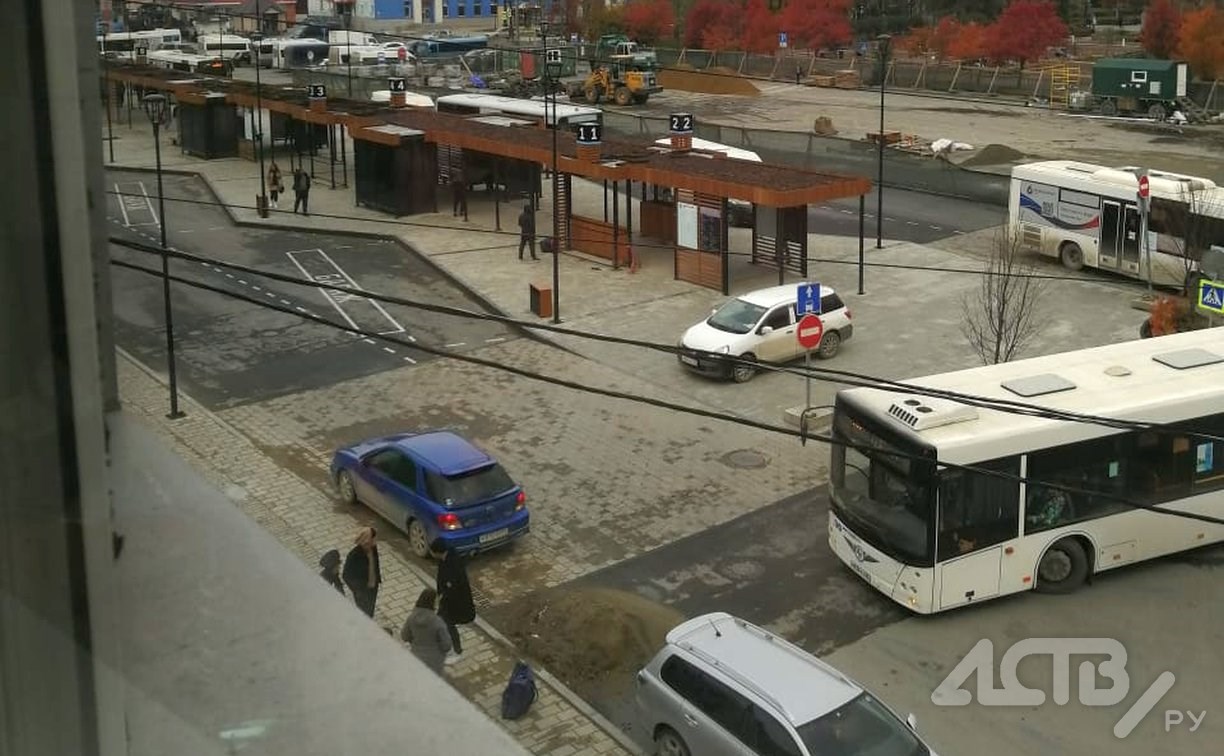 "Очень хотелось бы привлечь ГИБДД": автохам припарковался на тротуаре вокзала Южно-Сахалинска