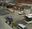 "Очень хотелось бы привлечь ГИБДД": автохам припарковался на тротуаре вокзала Южно-Сахалинска