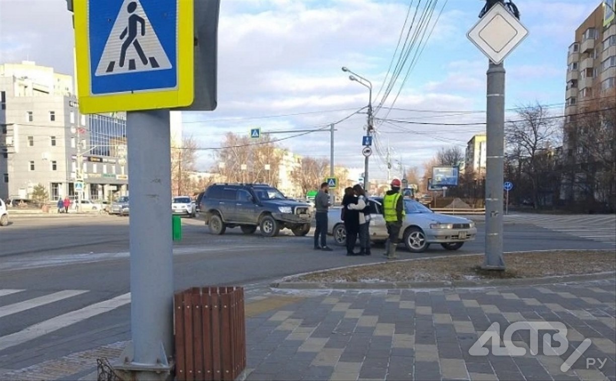 "Занесло на гололёде": в Южно-Сахалинске не разъехались седан и внедорожник 