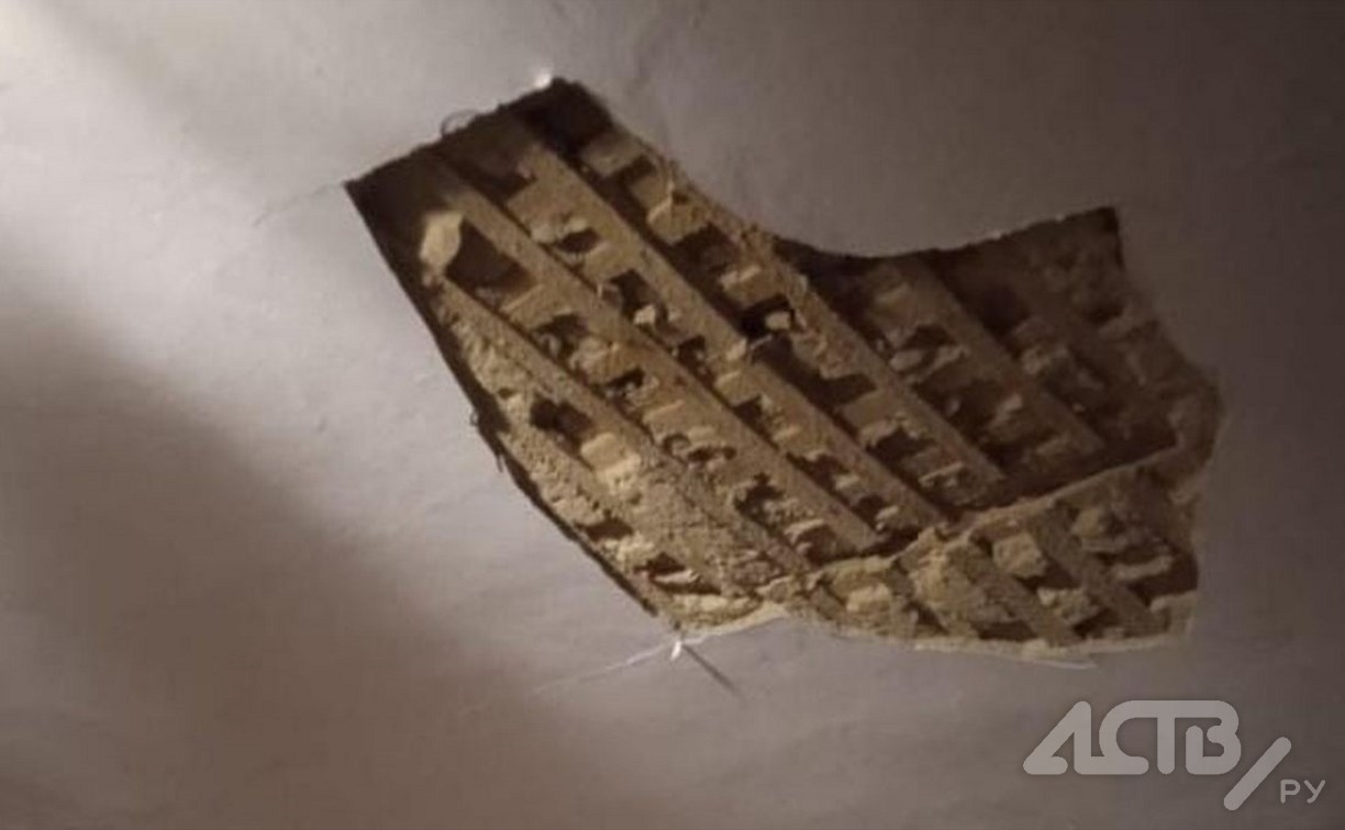 "Годовалый ребёнок успел отползти": в квартире сахалинки с потолка рухнул кусок штукатурки