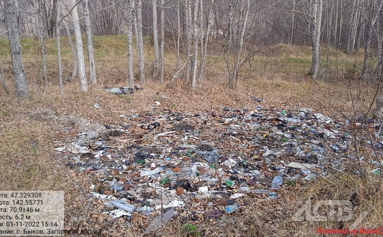 Сахалинцы обнаружили гору ломаного бетона и мусора по дороге к туристическому маршруту