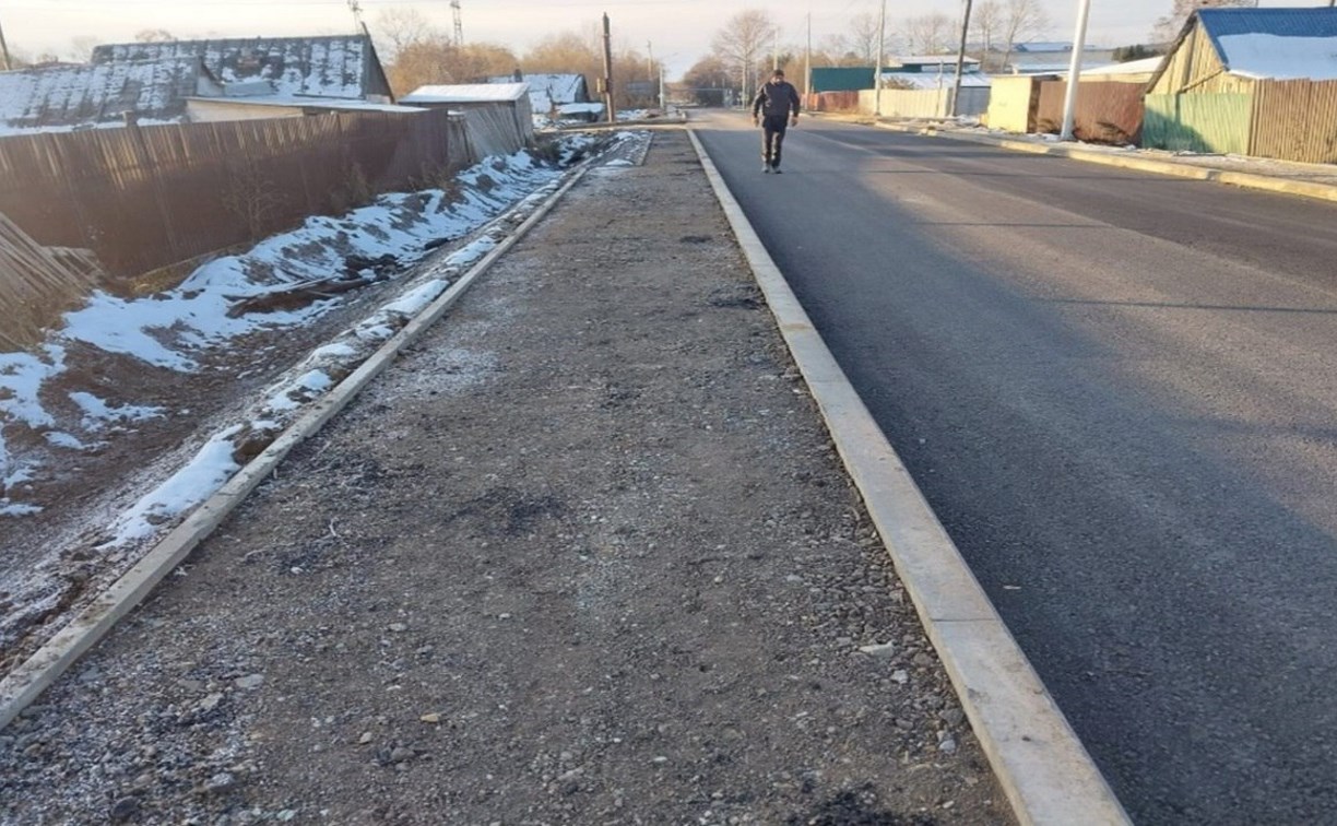 В Поронайском районе заасфальтировали участок автодороги Лермонтовка – Вахрушев 