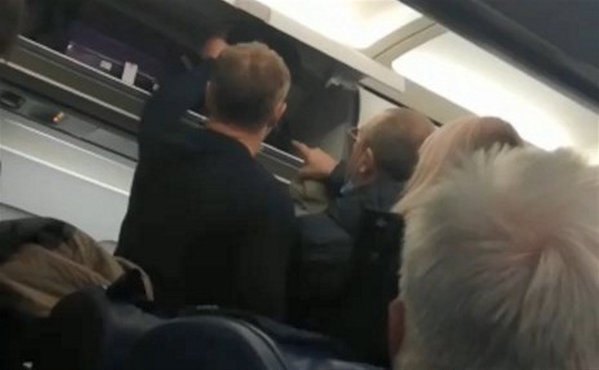 "Это террористы!": сахалинец устроил истерику на борту самолета