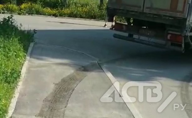 В Южно-Сахалинске водитель фуры повредил новый асфальт на пешеходной дорожке