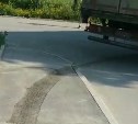 В Южно-Сахалинске водитель фуры повредил новый асфальт на пешеходной дорожке